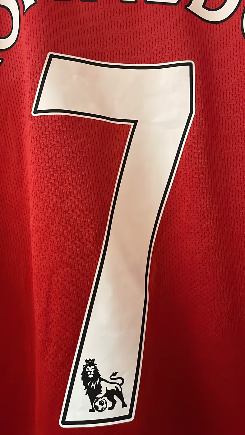 Dettaglio del numero 7, con il leone della Premier League alla base della cifra