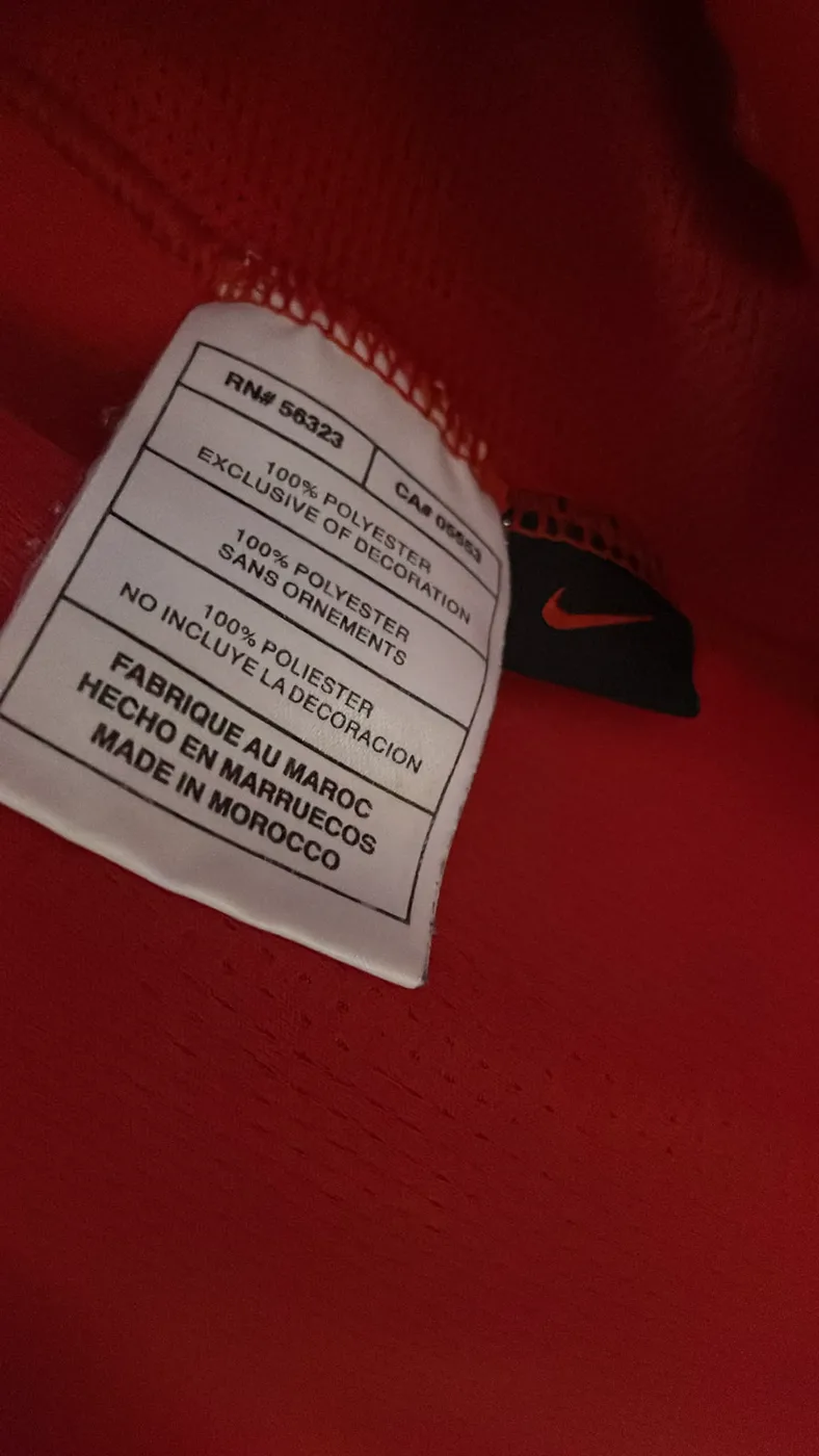 Etichetta di composizione: 100% poliestere, Made in Morocco
