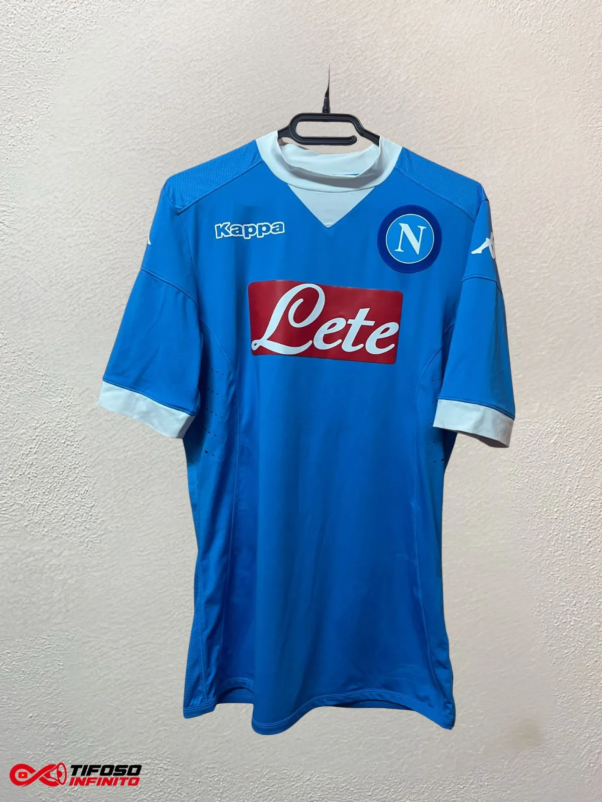 Fronte di una maglia da gara Napoli 2015/16, versione tecnica Kombat